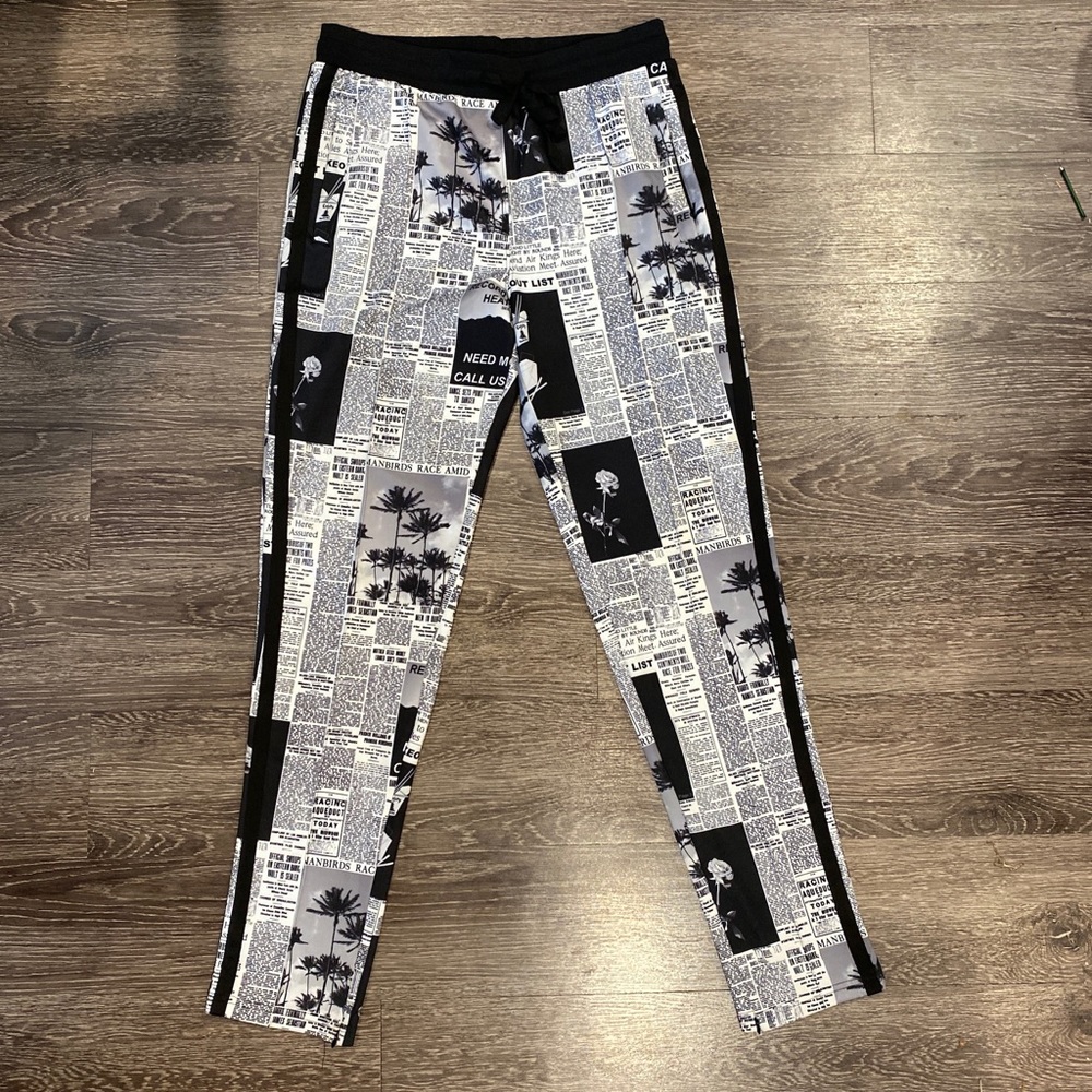 Forever 21 Men’s Newspaper Print Pants - M